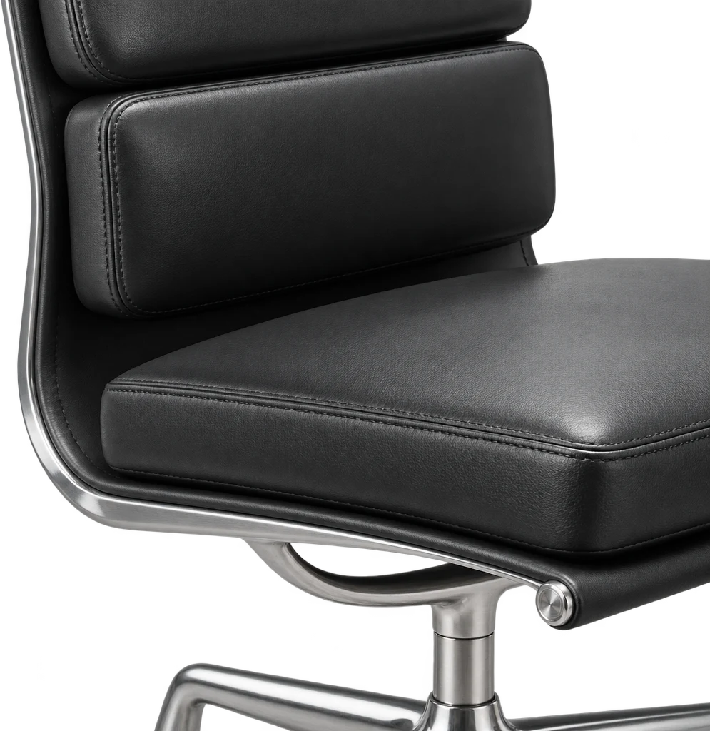 Cadeira Eames Soft Pad EA 205/206 de couro e alumínio, design de Charles & Ray Eames — detalhe das almofadas e da estrutura de alumínio, foto 3 de 3