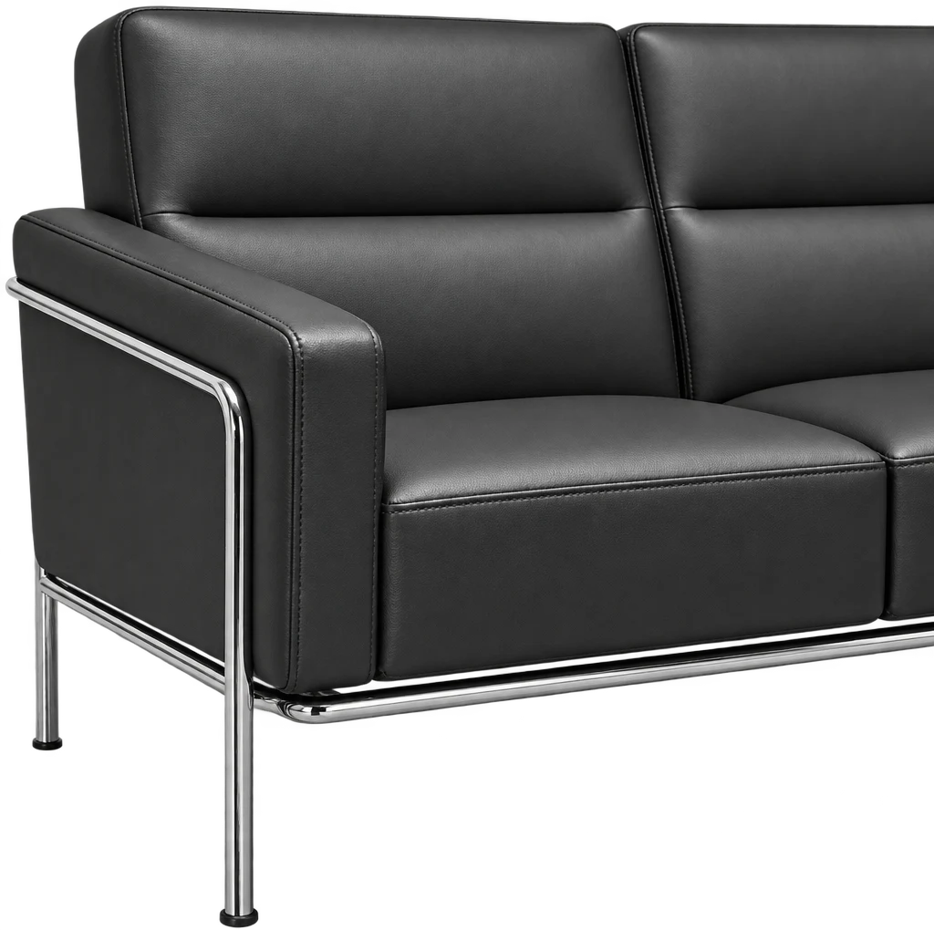 Sofá 3.303 da série 3300 de couro e aço, design de Arne Jacobsen — detalhe do braço e da estrutura tubular, foto 3 de 3