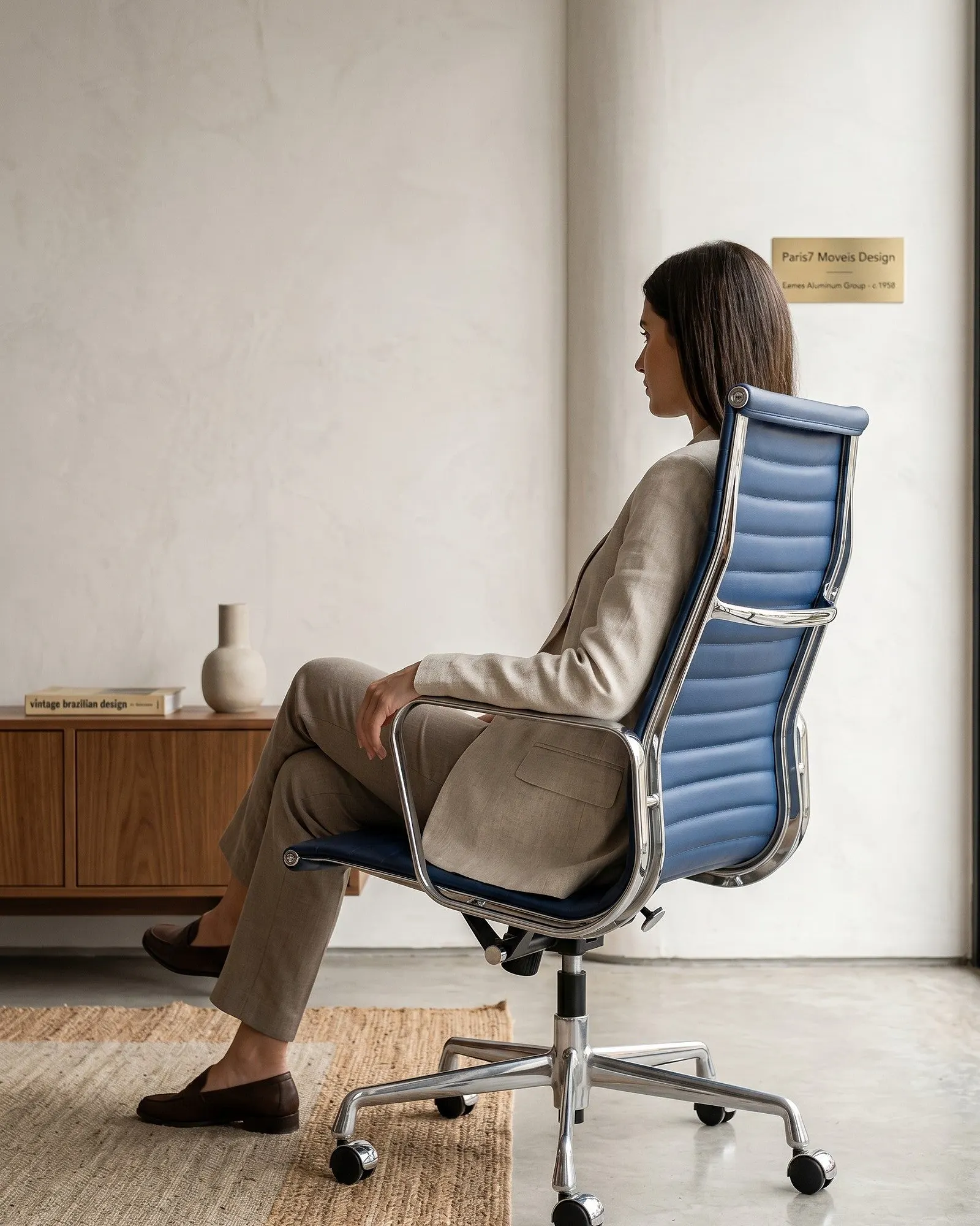 Cadeira EA 119 azul em couro com base de alumínio e rodízios da Paris7 Moveis Design. Design icónico com encosto alto canelado., foto 3 de 3
