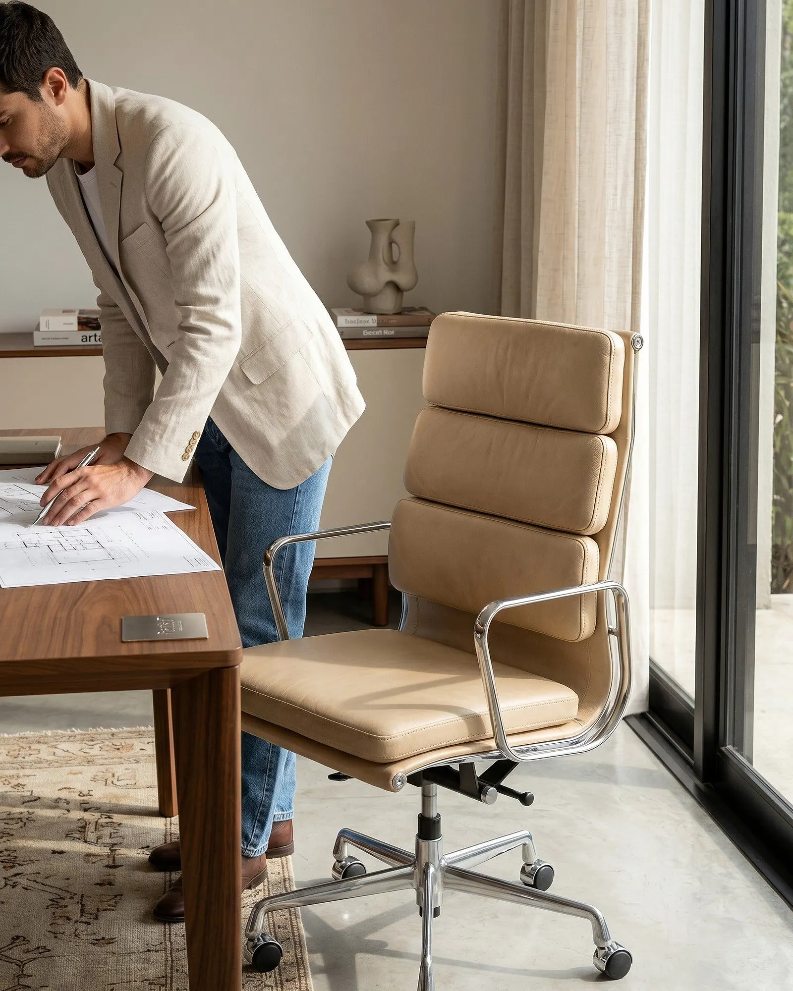Cadeira executiva EA 219 Soft em couro bege com base de alumínio e braços, da Paris7 Moveis Design., foto 3 de 3