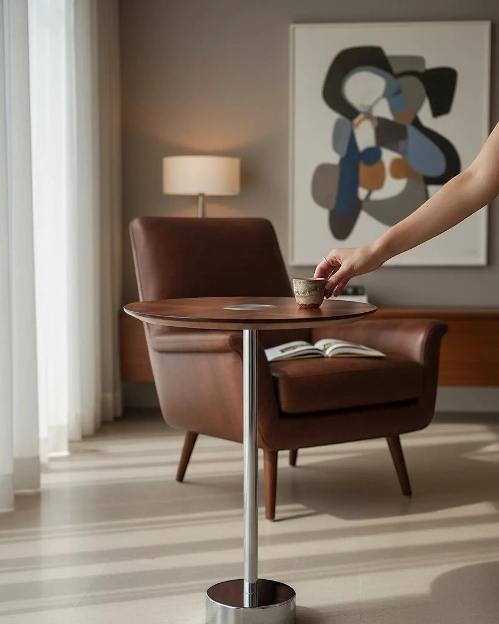 Mesa lateral Anne em madeira e aço inox da Paris7 Moveis Design, com base redonda e tampo circular., foto 3 de 4