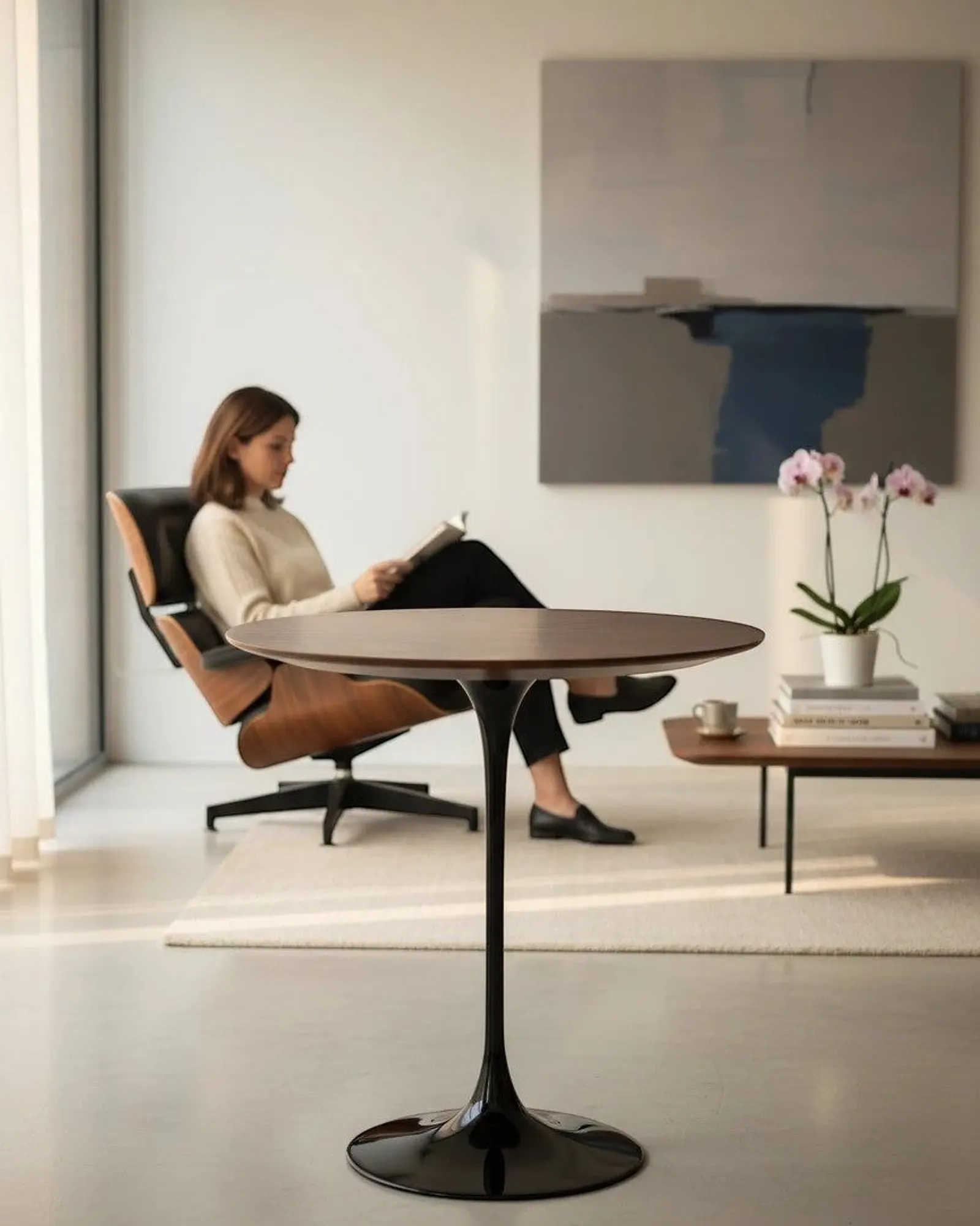 Mesa lateral redonda em madeira com base preta em tulipa, estilo Saarinen, da Paris7 Moveis Design., foto 3 de 3