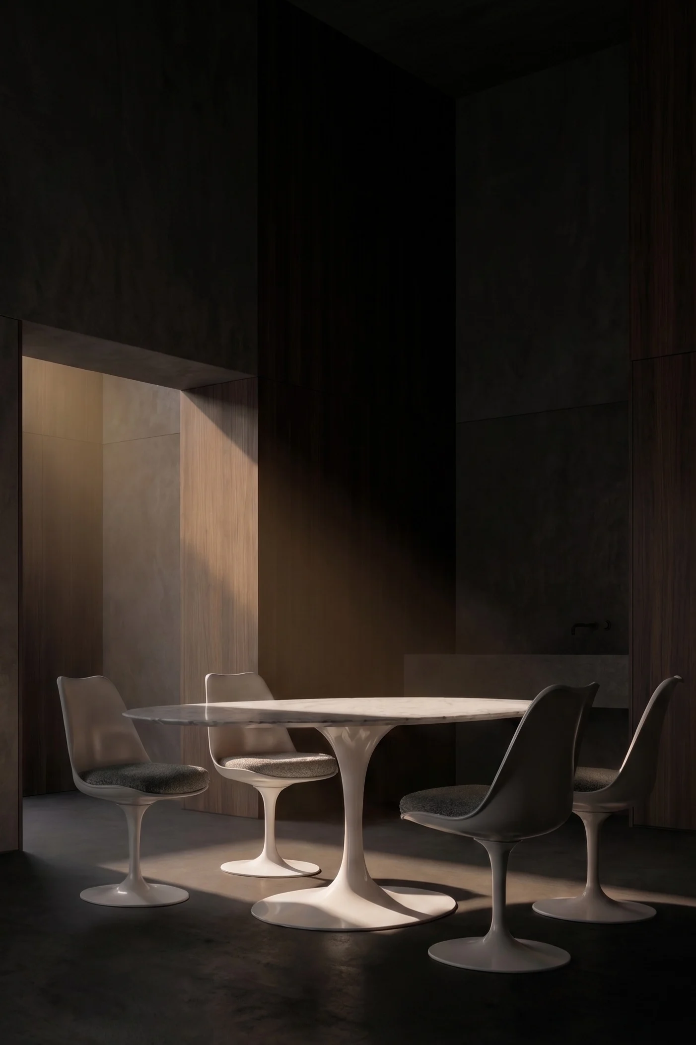 Poltrona Mokha e Mesa Lateral Redonda Saarinen numa sala de concreto aparente com jardim tropical