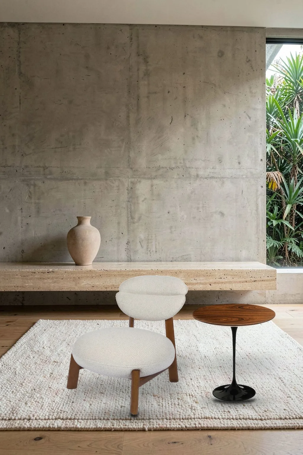 Poltrona Mokha e Mesa Lateral Redonda Saarinen numa sala de concreto aparente com jardim tropical